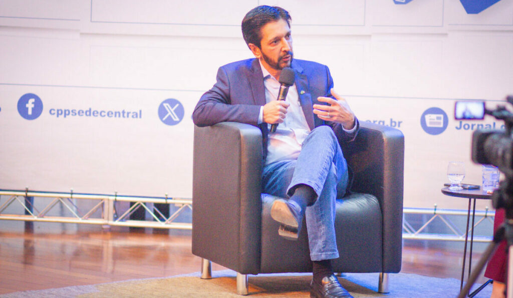 Ricardo Nunes fala ao microfone