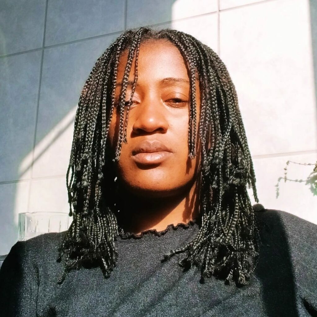 mulher negra com tranças