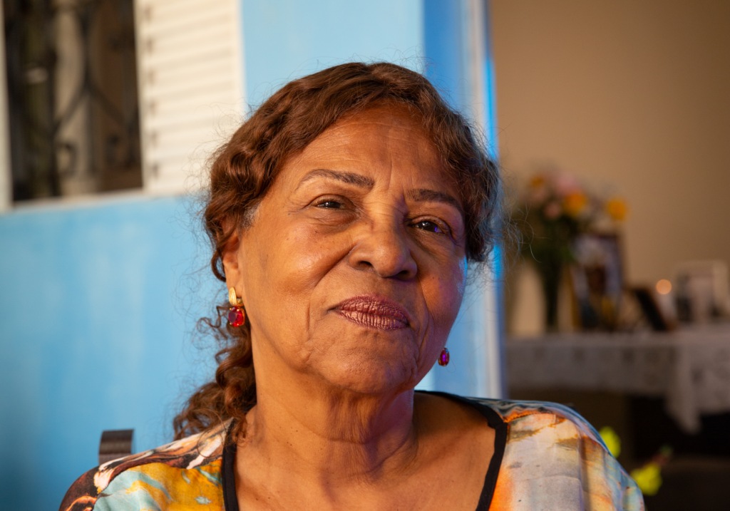 mulher de cabelo preso