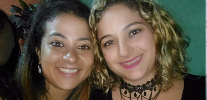Foto mostra Lívia e Agatha, donas dessa história de amizade, sorrindo para a câmera
