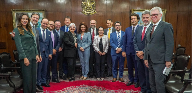 Foto mostra membros da comissão de juristas criada para estudar mudanças no Código Civil
