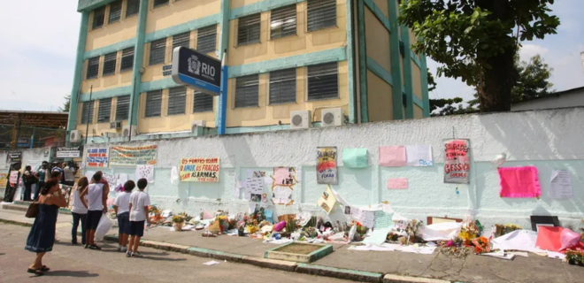 Foto mostra homenagens à vítimas do Massacre de Realengo em frente à escola em que aconteceu