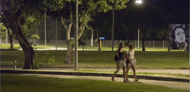 Foto mostra alunas andando em campus da Universidade Federal do Rio de Janeiro Foto, um lugar que denunciaram por falta de segurança para mulheres contra violência