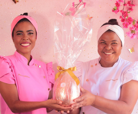 Poliana e sua mãe sorrindo segurando ovo de Páscoa