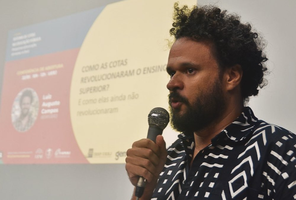 homem negro fala ao microfone