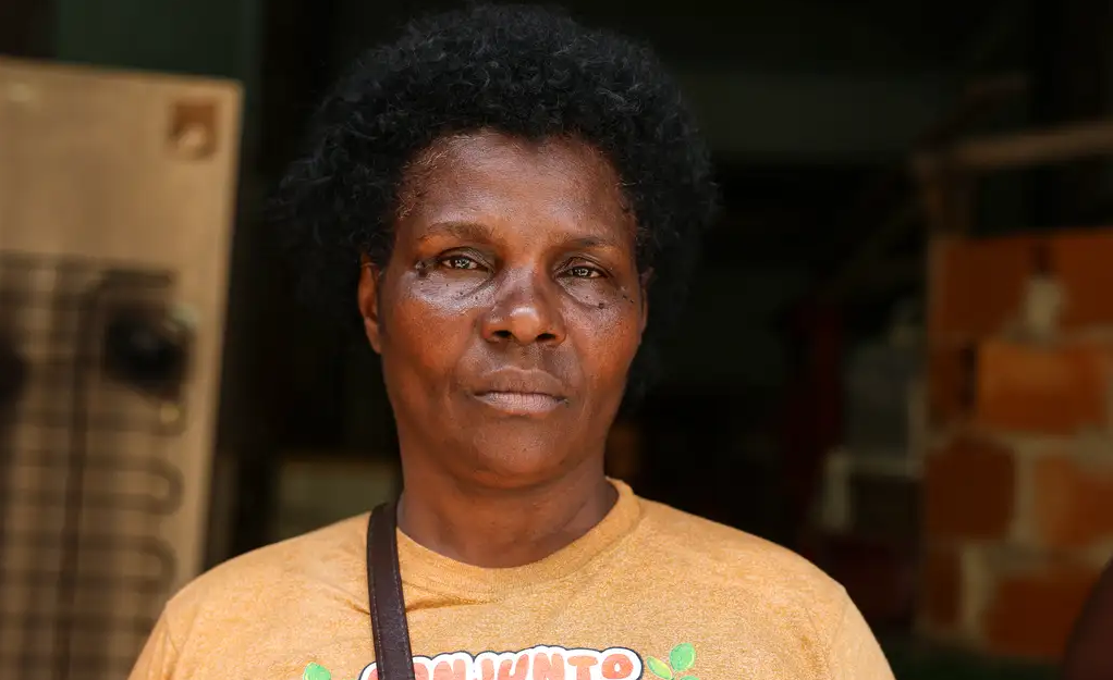 mulher negra com semblante sério
