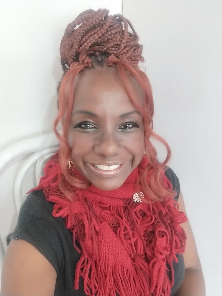 mulher negra de tranças ruivas