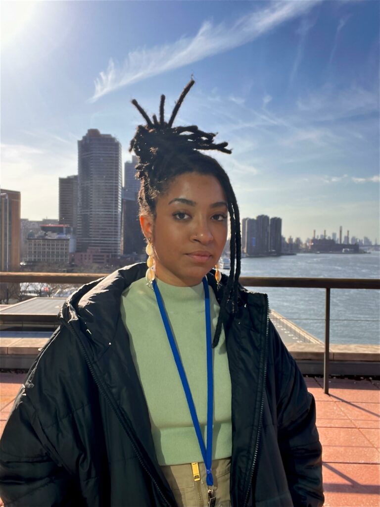 mulher negra em cidade