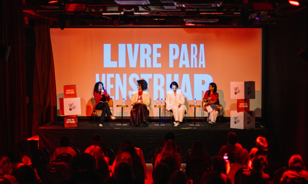 Foto mostra participantes do debate após documentário livre para menstruar