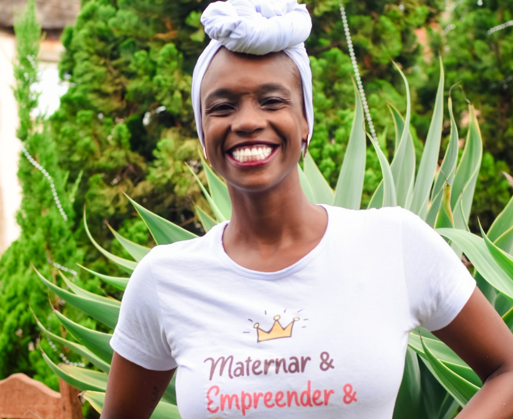 mulher negra de turbante sorrindo