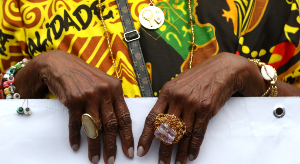 mãos de mulher negra