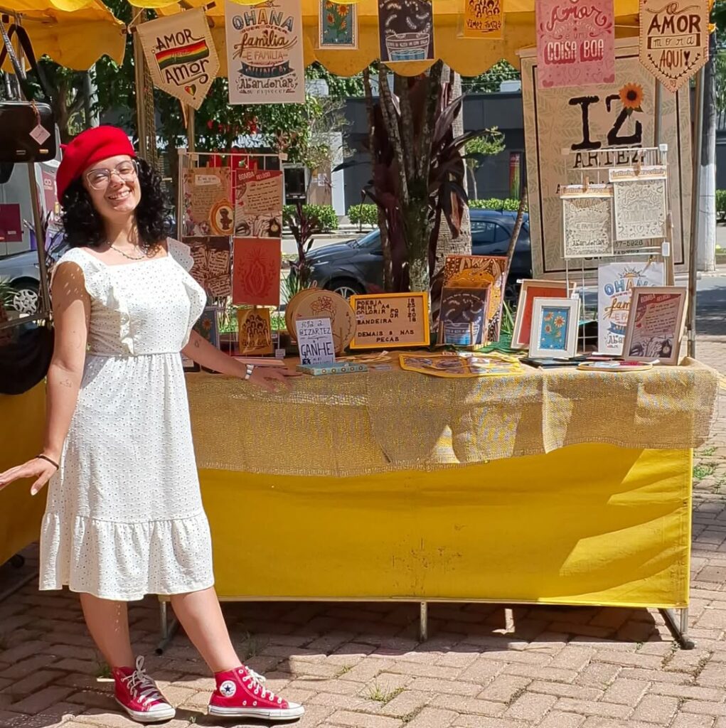 mulher em frente a barraca com artes