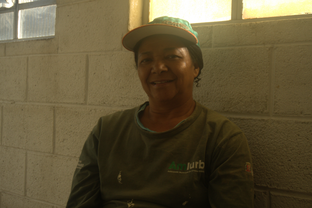 mulher negra de boné