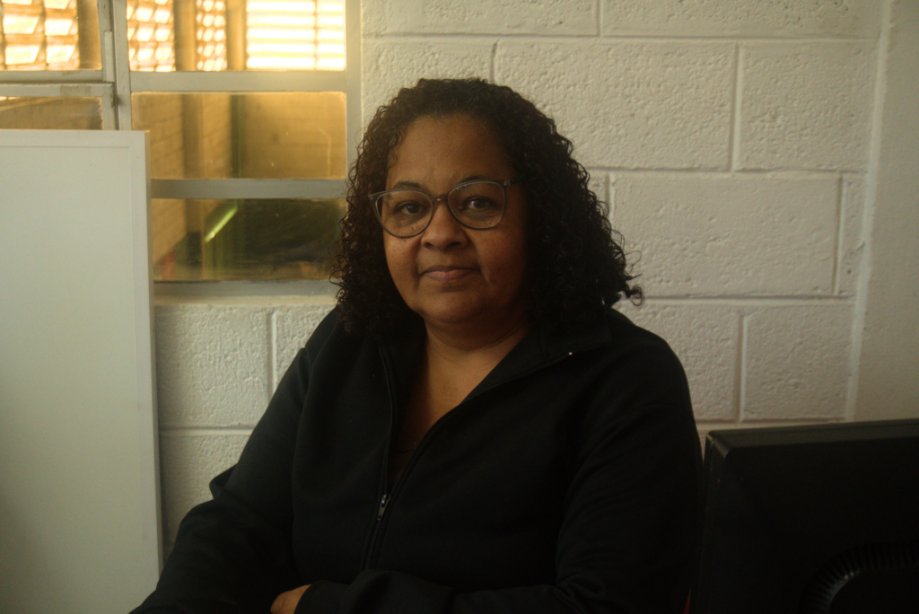 mulher negra de blusa preta