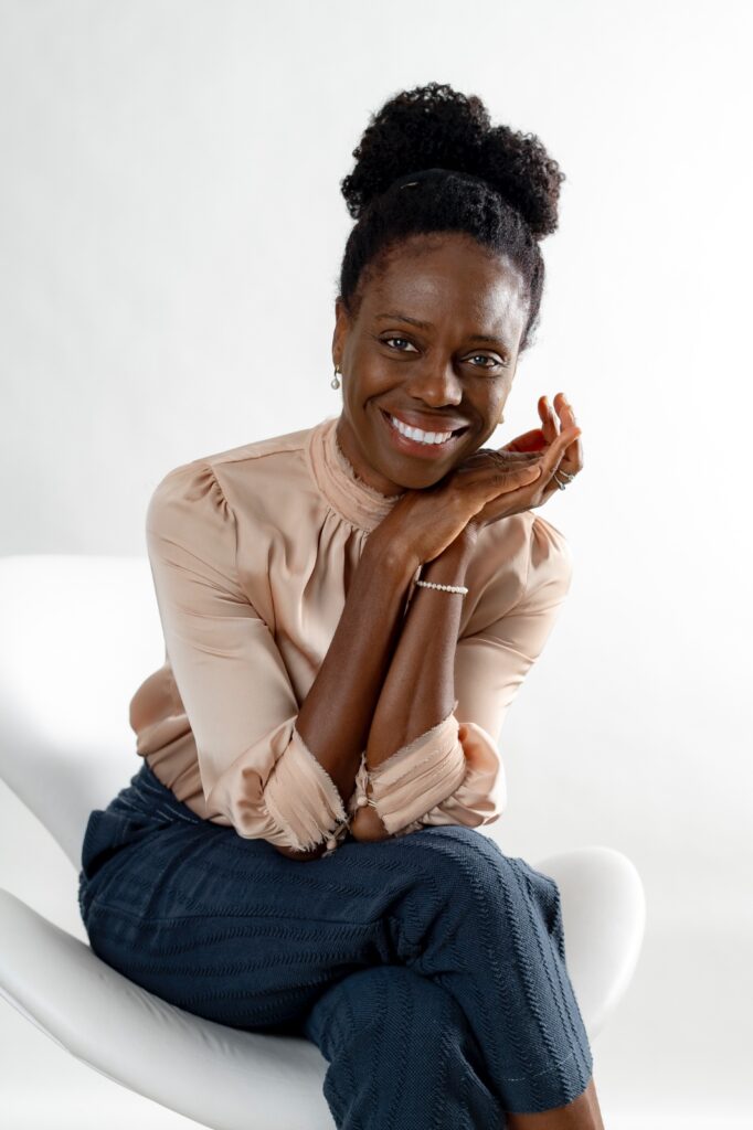 mulher negra sorrindo