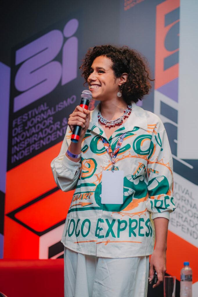 Sanara Santos falando ao microfone