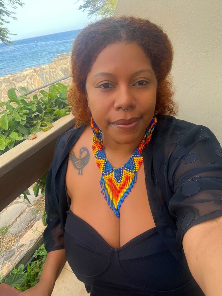 mulher negra de colar colorido