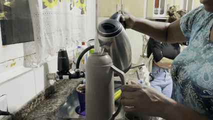 Imagem animada mostra Marisa passando café na cozinha de casa