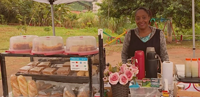 Foto mostra Marisa na barraca em que vende café