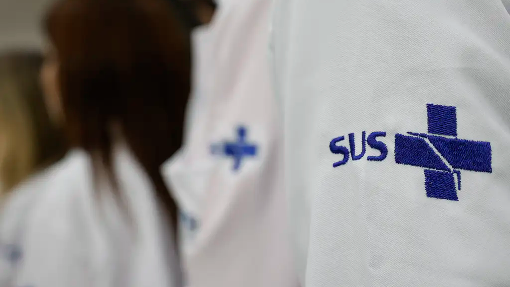 jaleco com logo do SUS