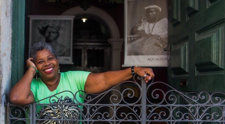 mulher negra sorrindo. Valdecir Nascimento