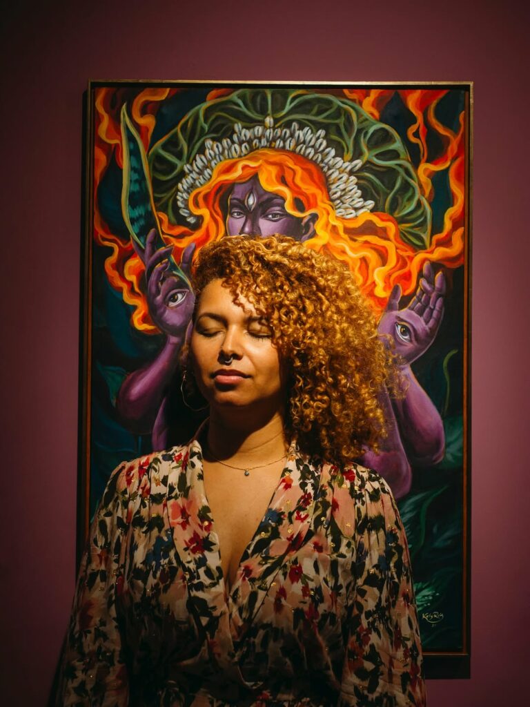 mulher em frente a obra de arte