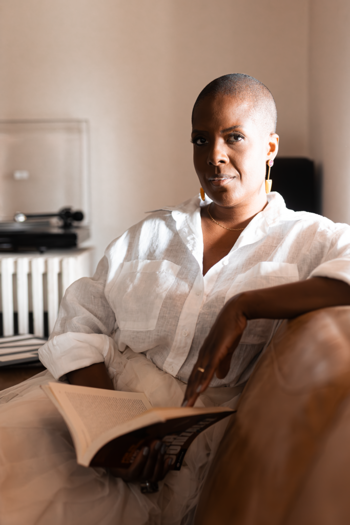 mulher segurando livro