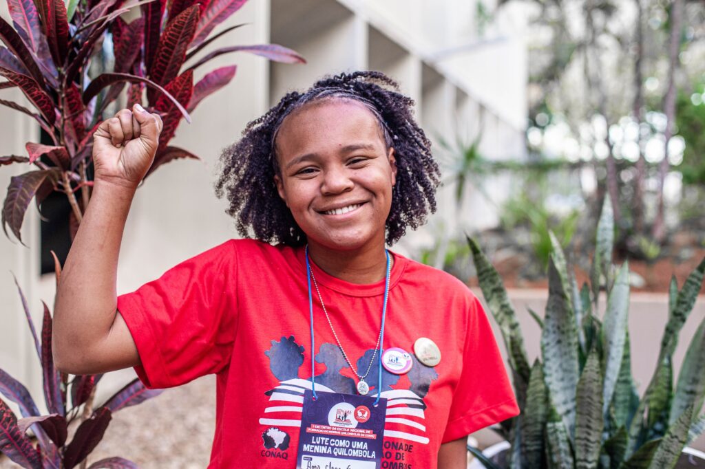 menina negra sorrindo