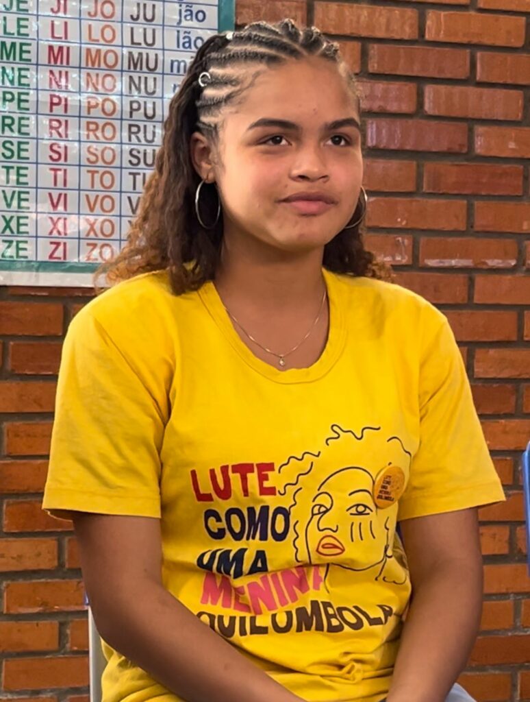 menina negra de camiseta amarela