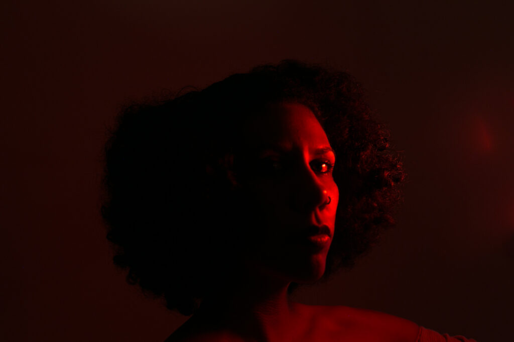 foto avermelhada de mulher