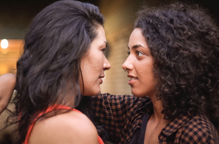 duas mulheres se olhando