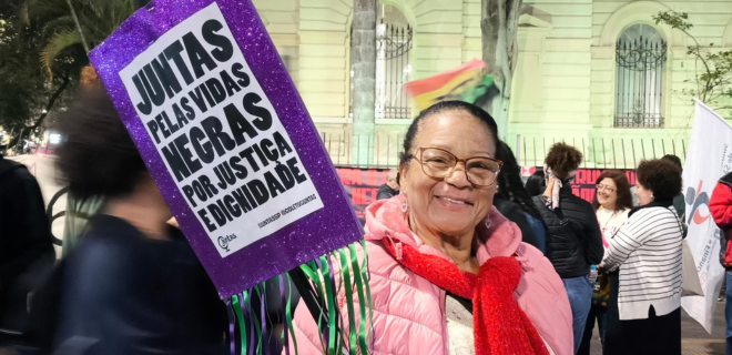Foto mostra manifestante na Marcha das Mulheres Negras