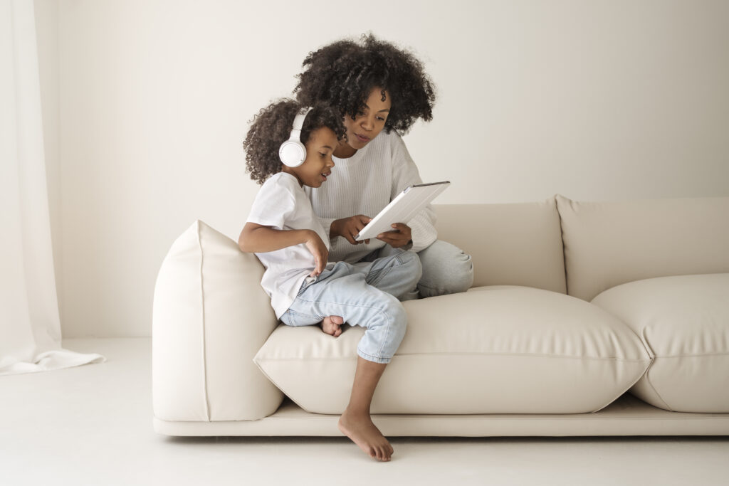 mãe e filha com tablet.