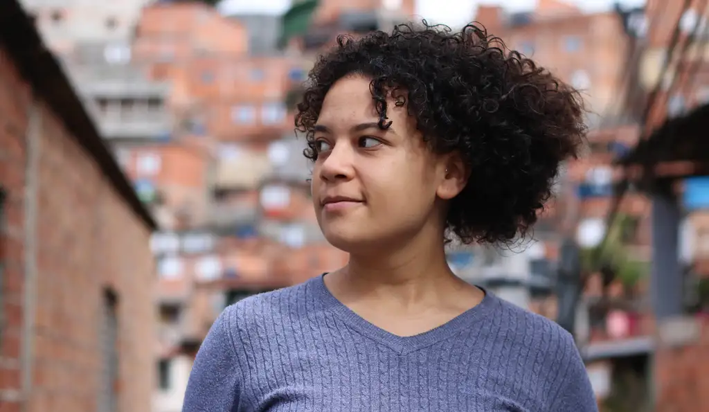 mulher negra olhando para o lado