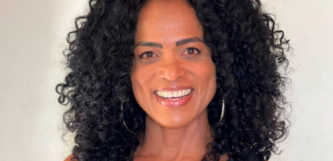 Foto mostra Adriana Ferreira, fundadora do Menopausa Feliz, sorrindo