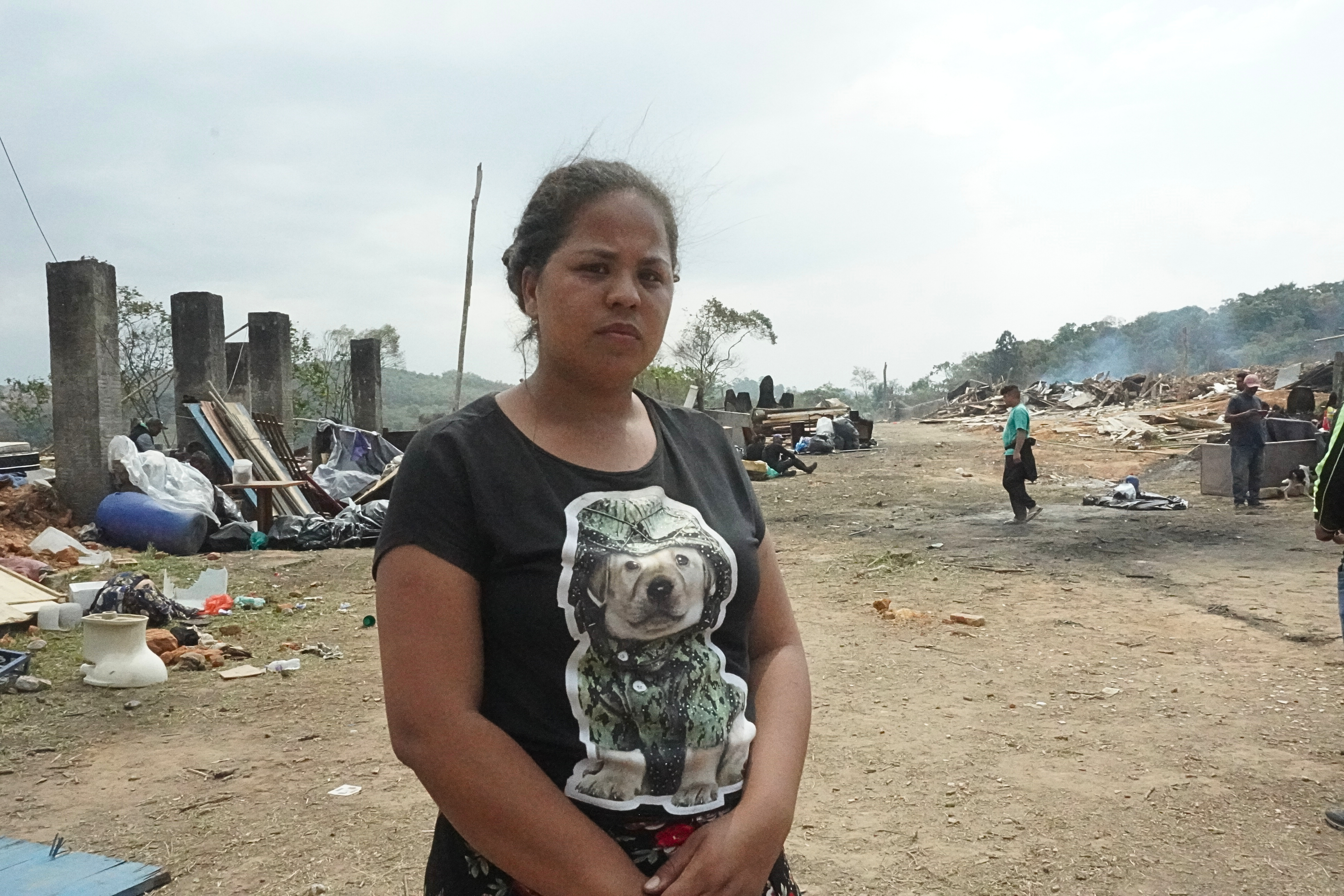 mulher em meio a ocupação demolida