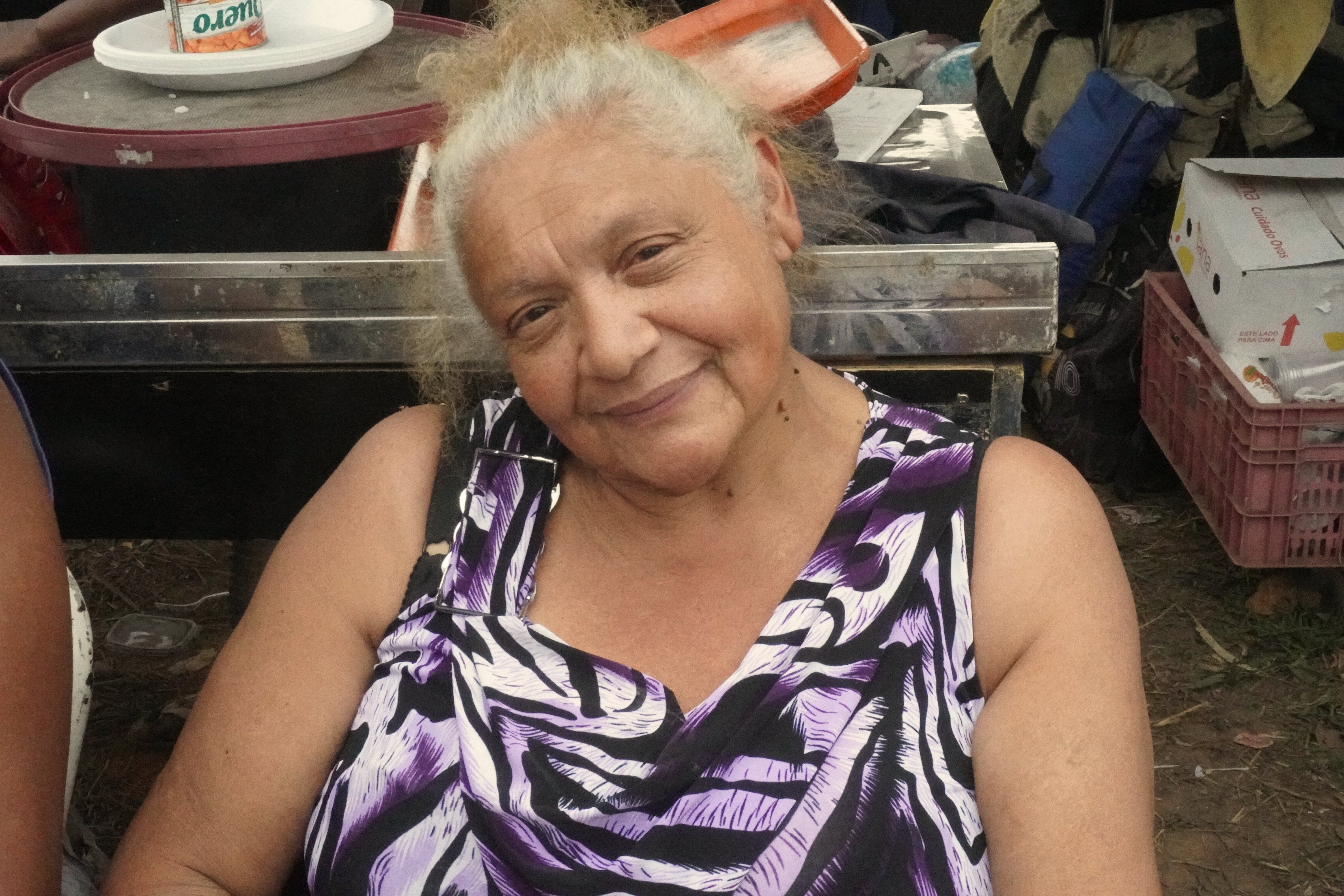 mulher de cabelos brancos