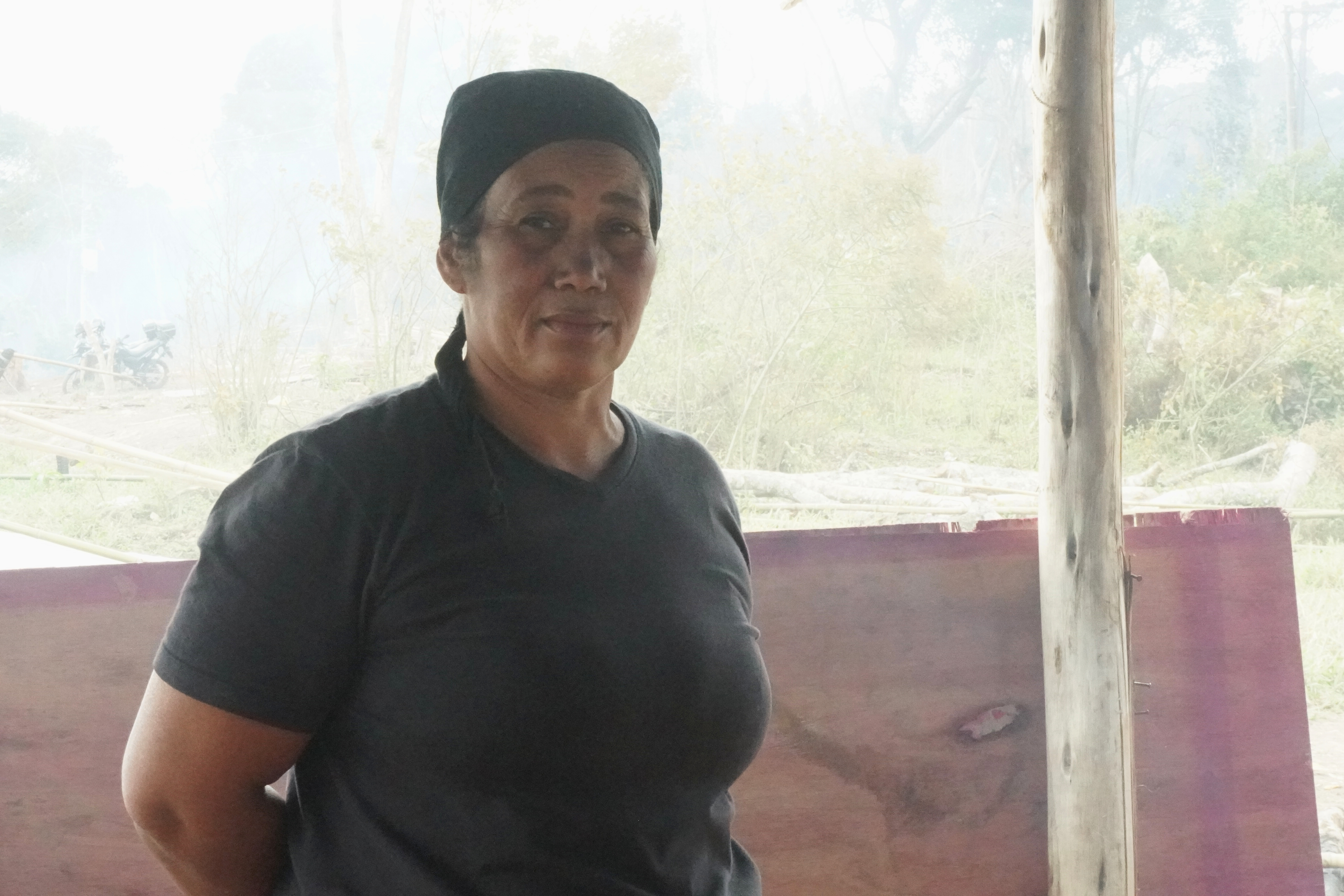 mulher de camiseta preta