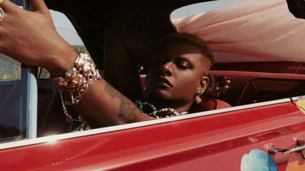 mulher em carro vermelho