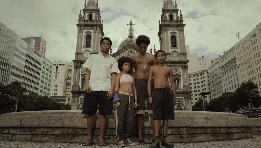 quatro crianças em frente a uma igreja