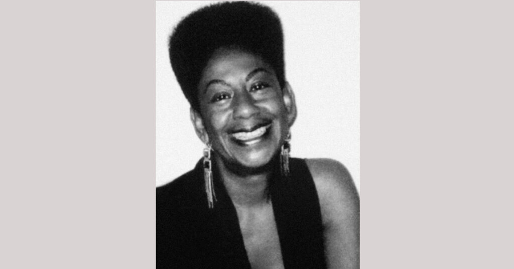 foto de mulher em preto e branco