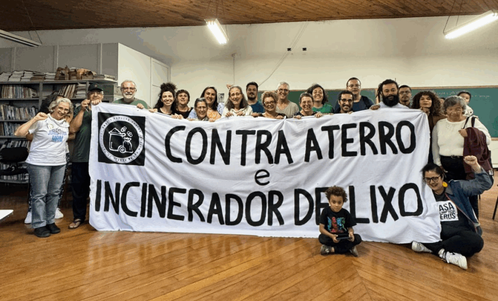 pessoas seguram faixa escrita contra aterro e incinerador de lixo