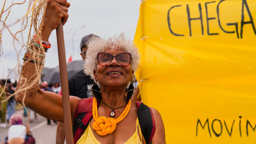 Foto mostra Leny Blue durante a Marcha das Mulheres Negras 2025