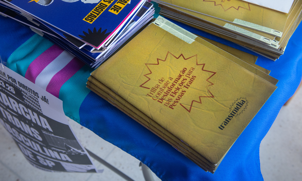 Foto mostra várias cartilhas em uma mesa