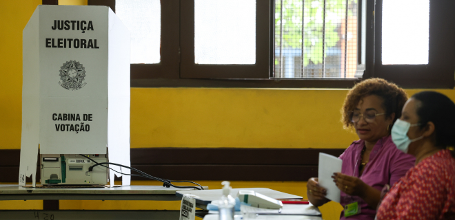 Eleitores votam na 71ª Zona Eleitoral, no Colégio Liceu Nilo Peçanha, no centro de Niterói.