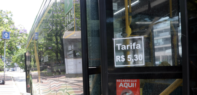 Foto mostra ônibus com preço da tarifa que aumentou para R$5.30 em 2026