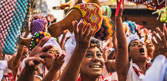 Foto mostra mulheres tocando no bloco de carnaval Ilu Oba De MIn