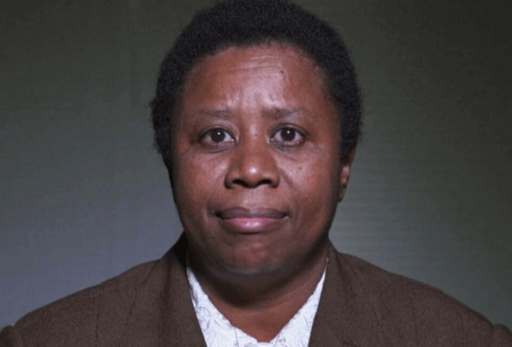 mulher negra de cabelo curto