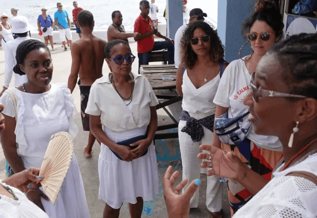 pessoas negras usando roupas brancas