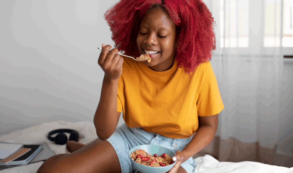 mulher negra tomando café da manhã
